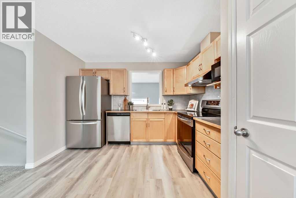 Single Family House 4 Level for Sale in  Everhollow Heights SW Evergreen Calgary 