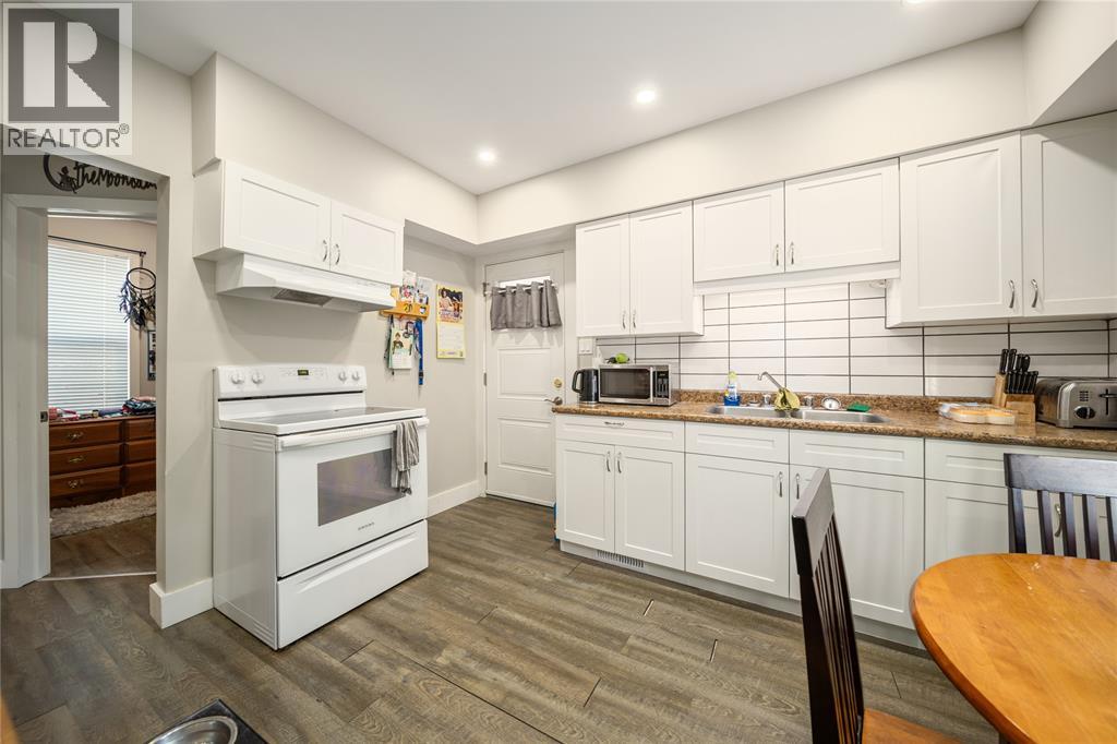 404 RUSSELL STREET - 10