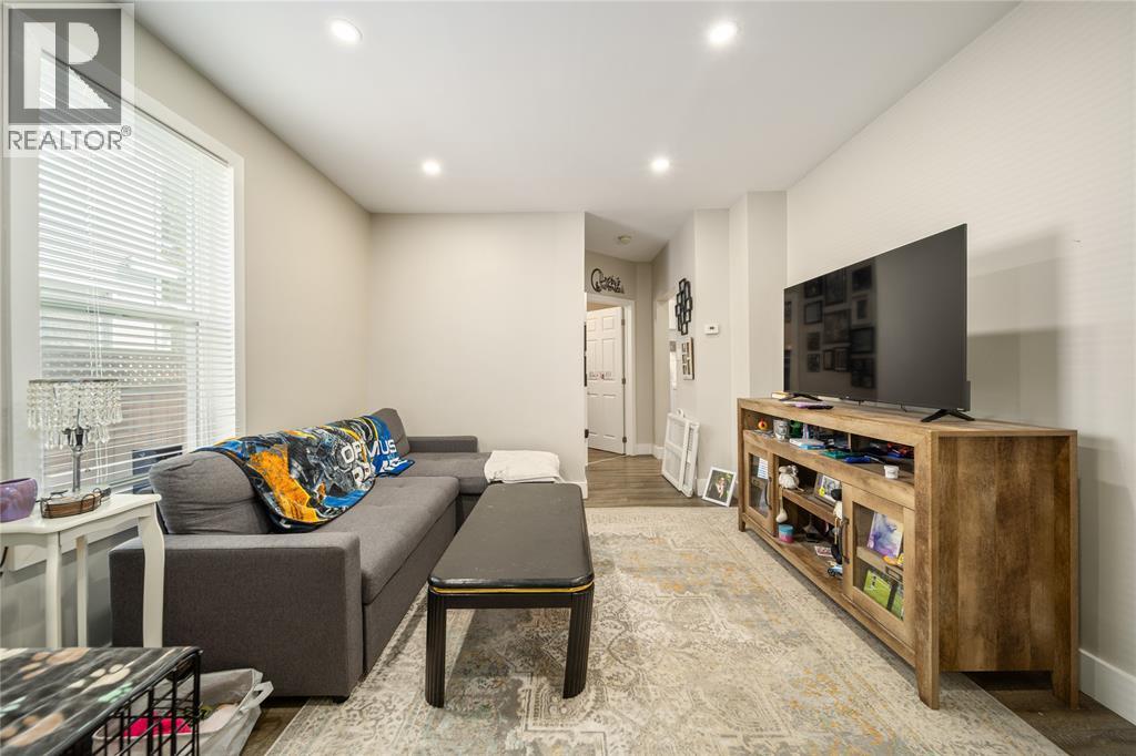 404 RUSSELL STREET - 4
