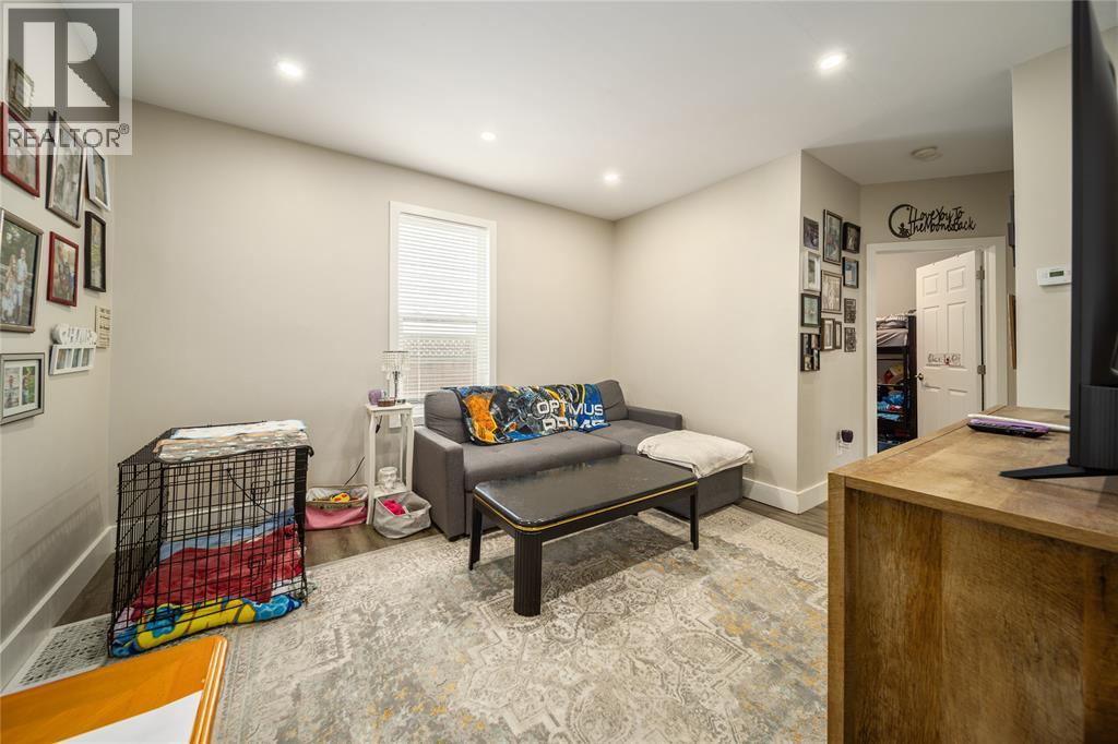 404 RUSSELL STREET - 5
