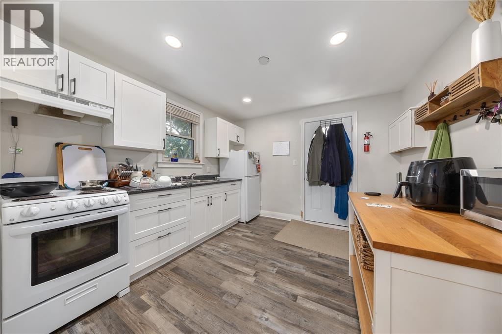 115 BROCK STREET North - 11