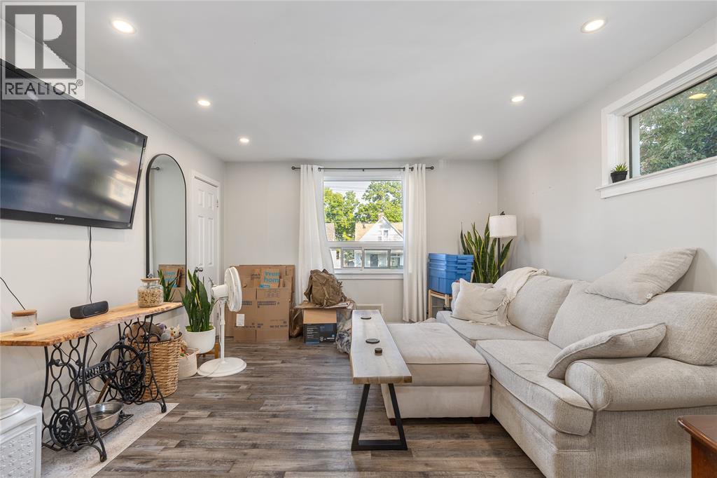 115 BROCK STREET North - 12