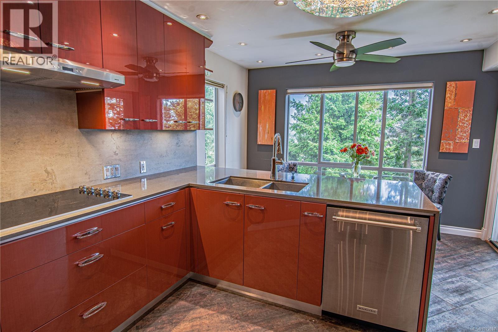 502 940 Boulderwood Rise, Saanich