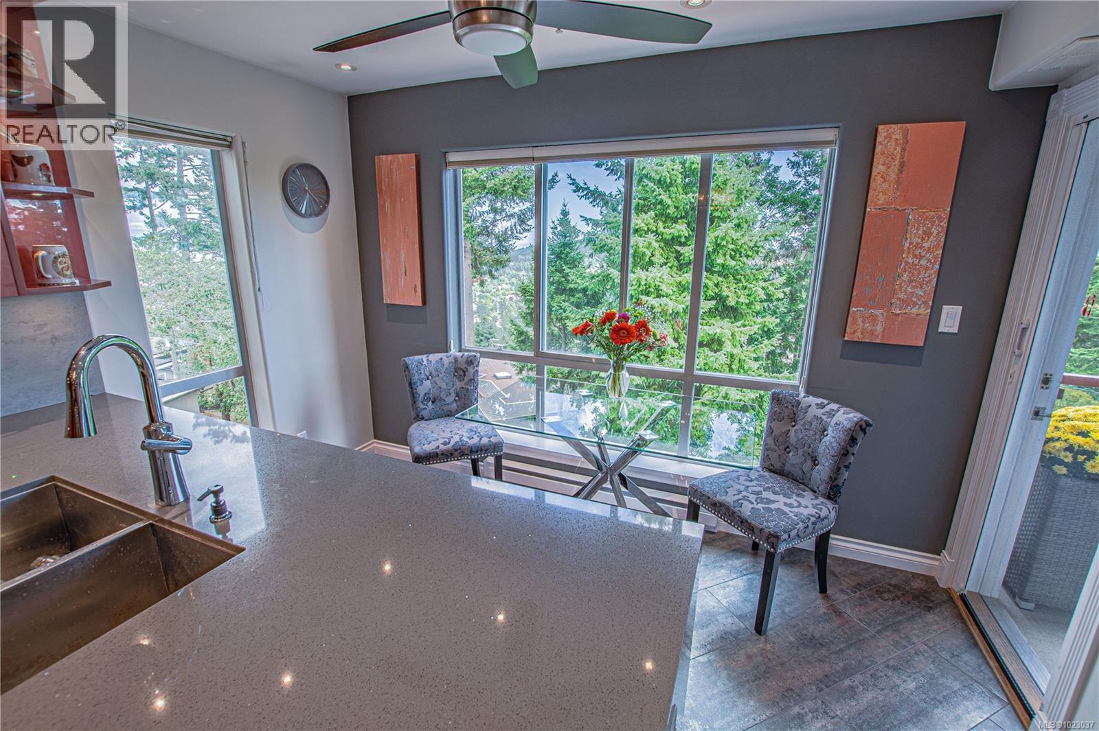 502 940 Boulderwood Rise, Saanich