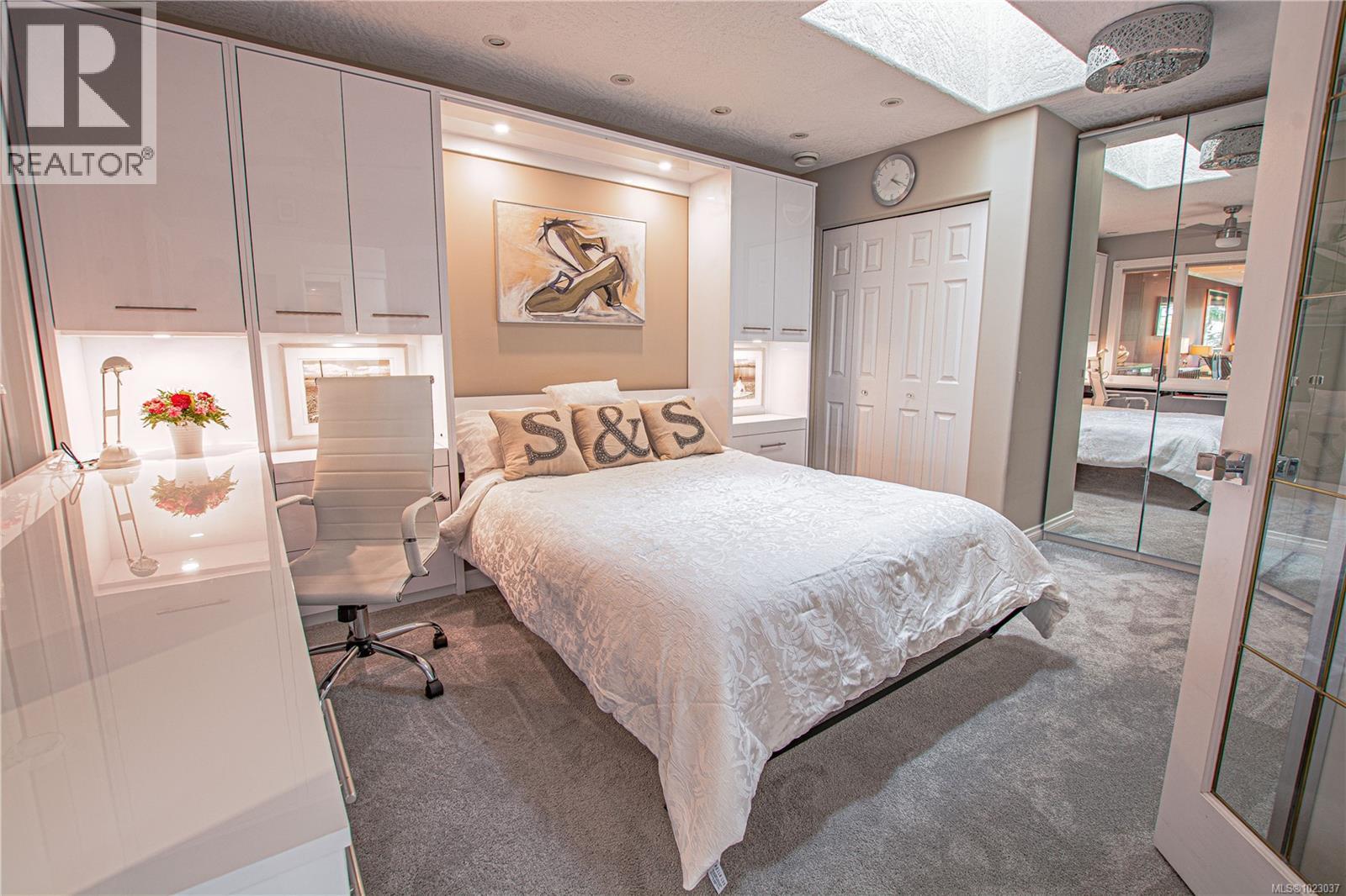 502 940 Boulderwood Rise, Saanich