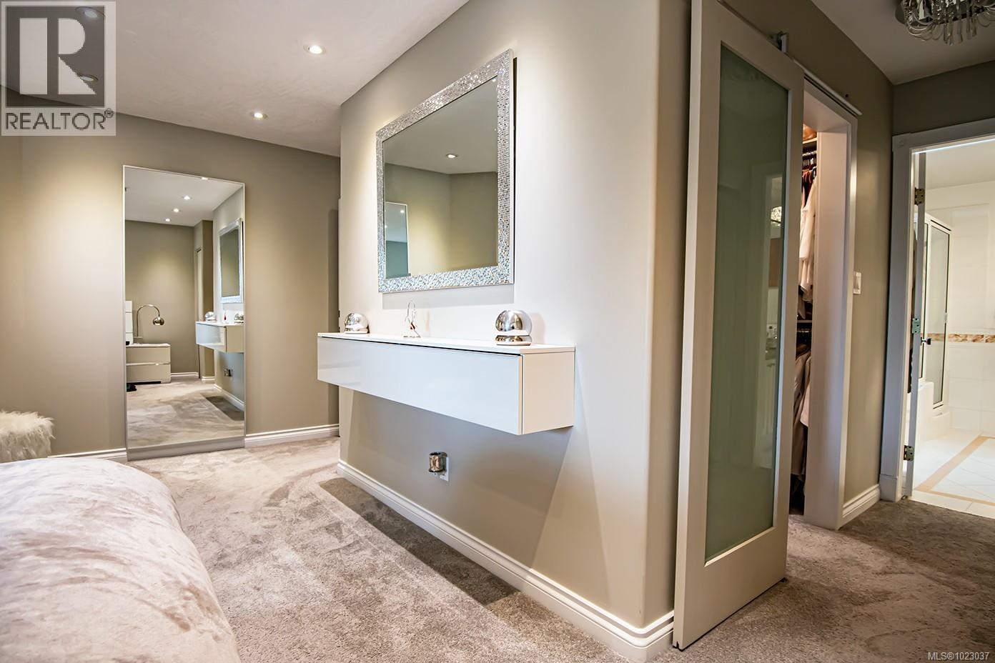 502 940 Boulderwood Rise, Saanich