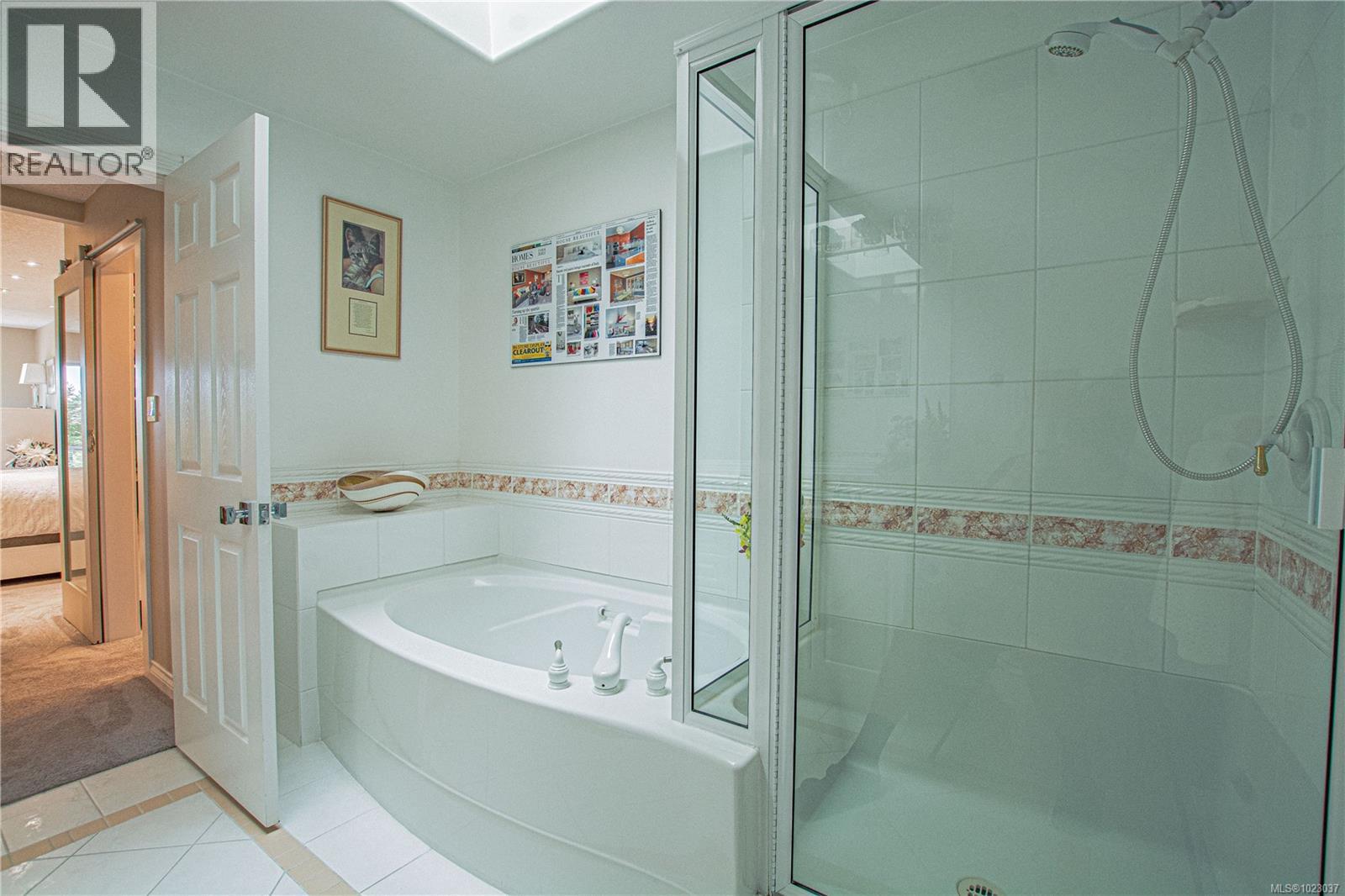 502 940 Boulderwood Rise, Saanich