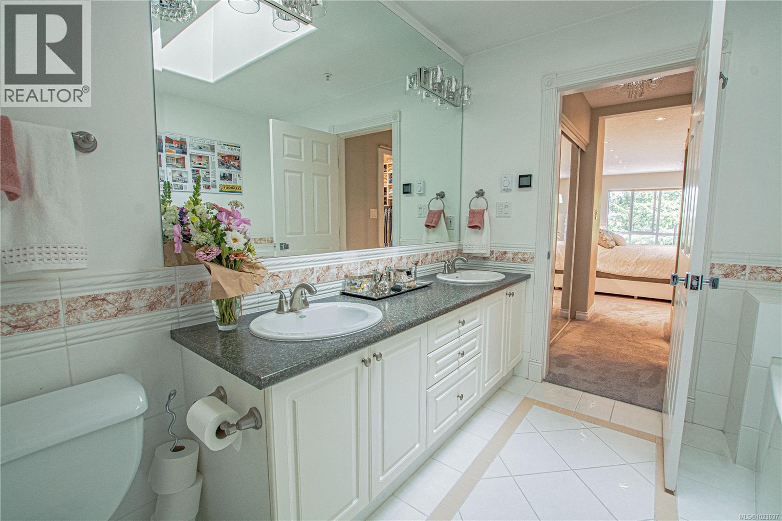 502 940 Boulderwood Rise, Saanich