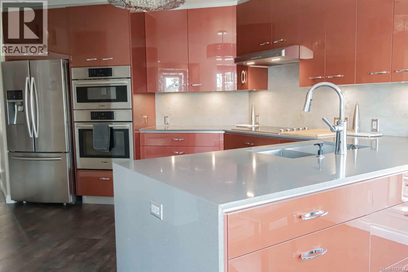 502 940 Boulderwood Rise, Saanich