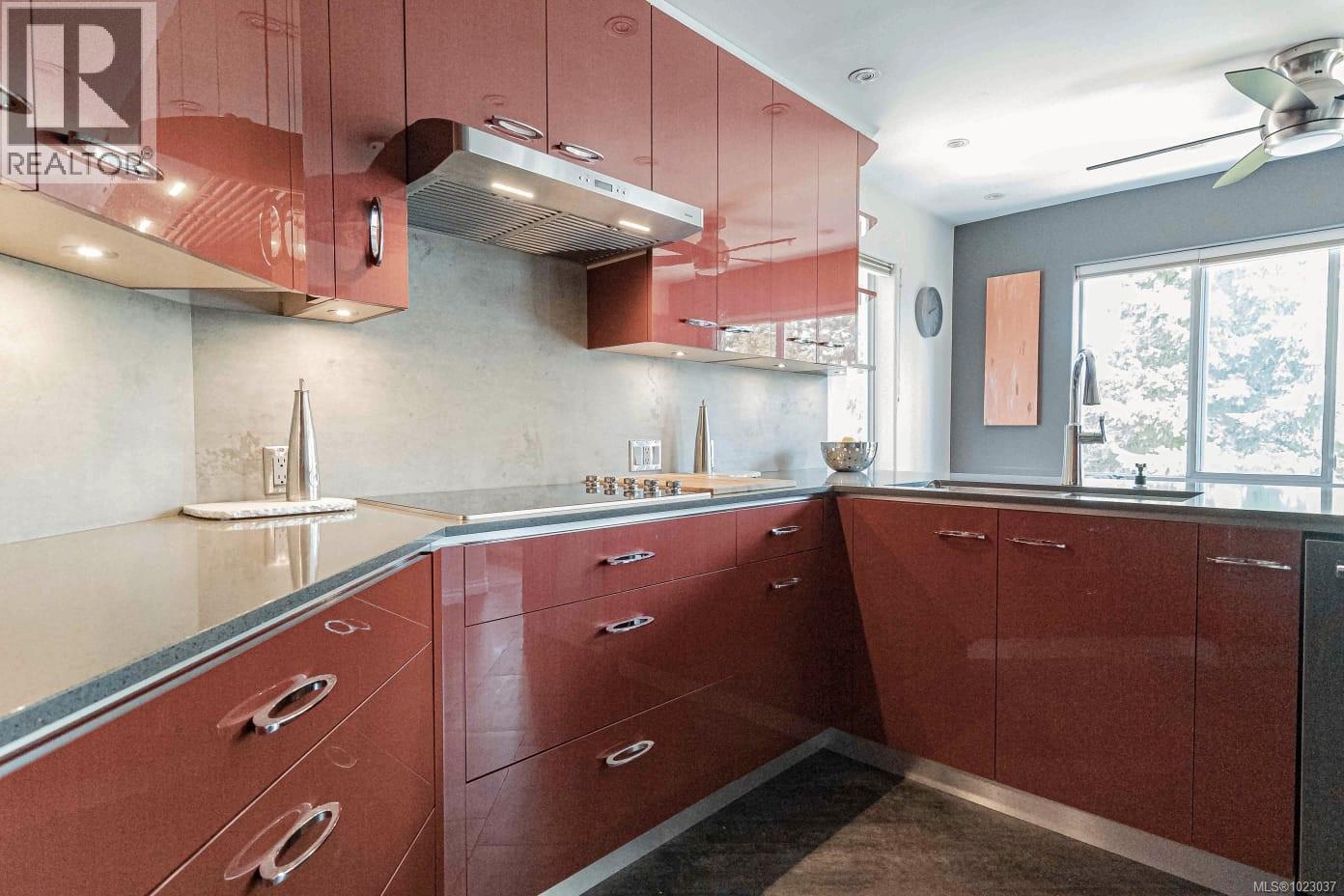 502 940 Boulderwood Rise, Saanich