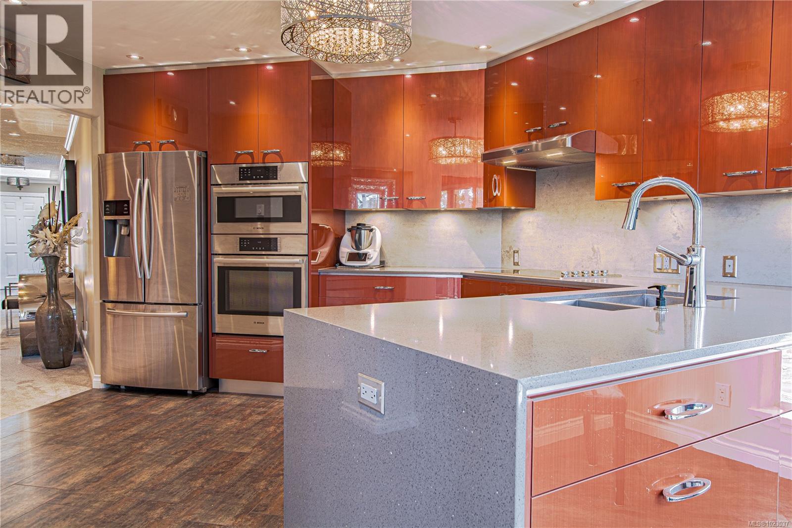 502 940 Boulderwood Rise, Saanich