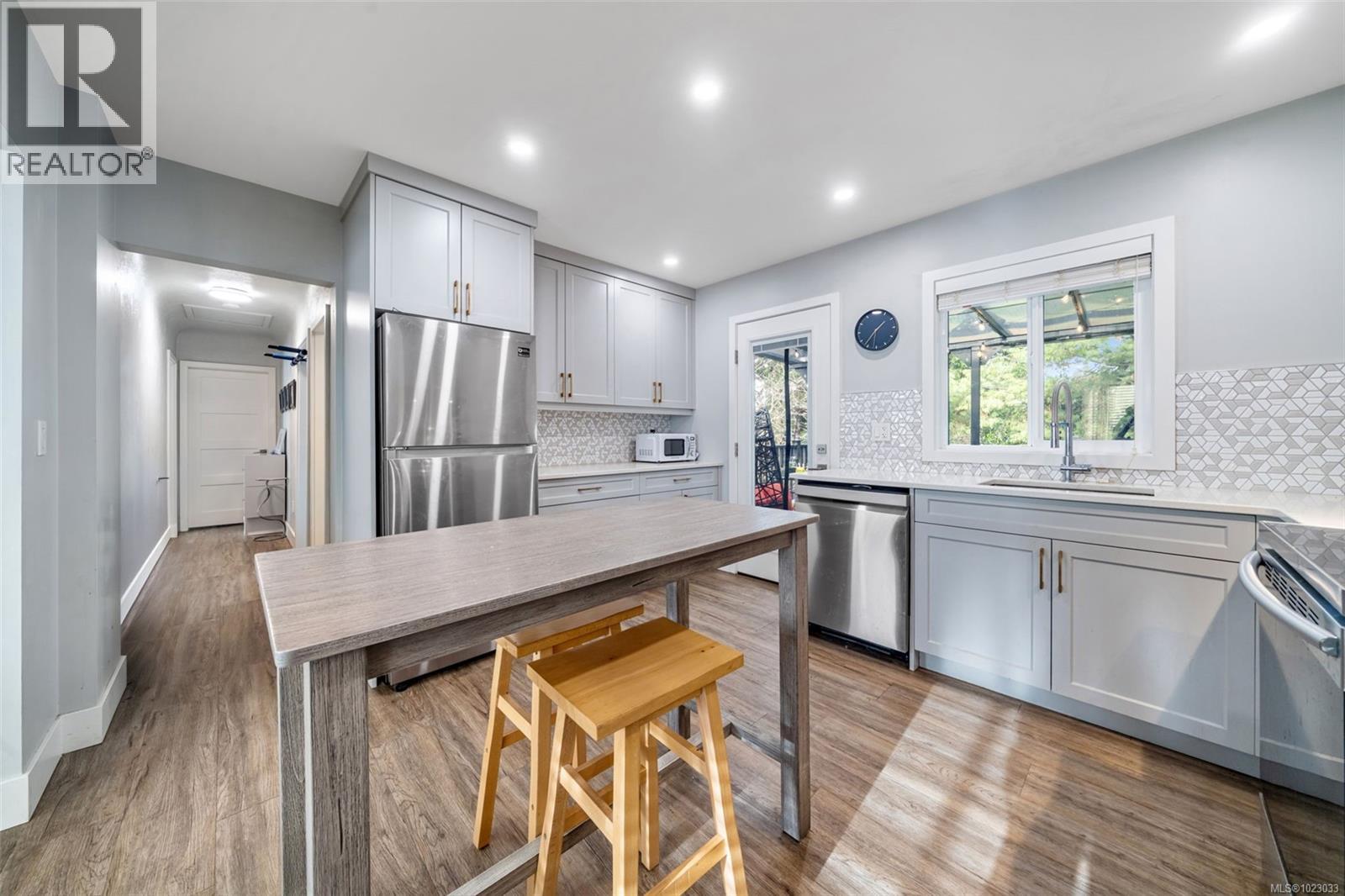  1232 Pearce Crescent, Saanich