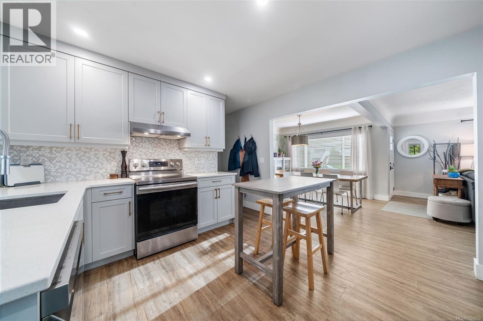  1232 Pearce Crescent, Saanich