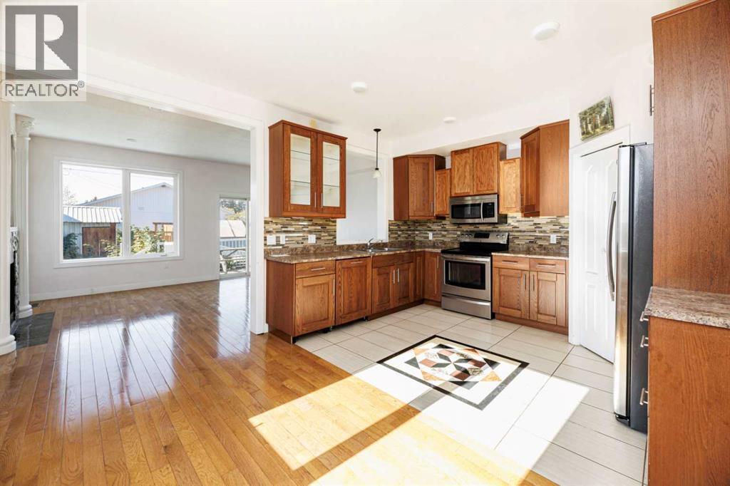 5140 51 Street - Photo 5 of 21, Lacombe, Alberta