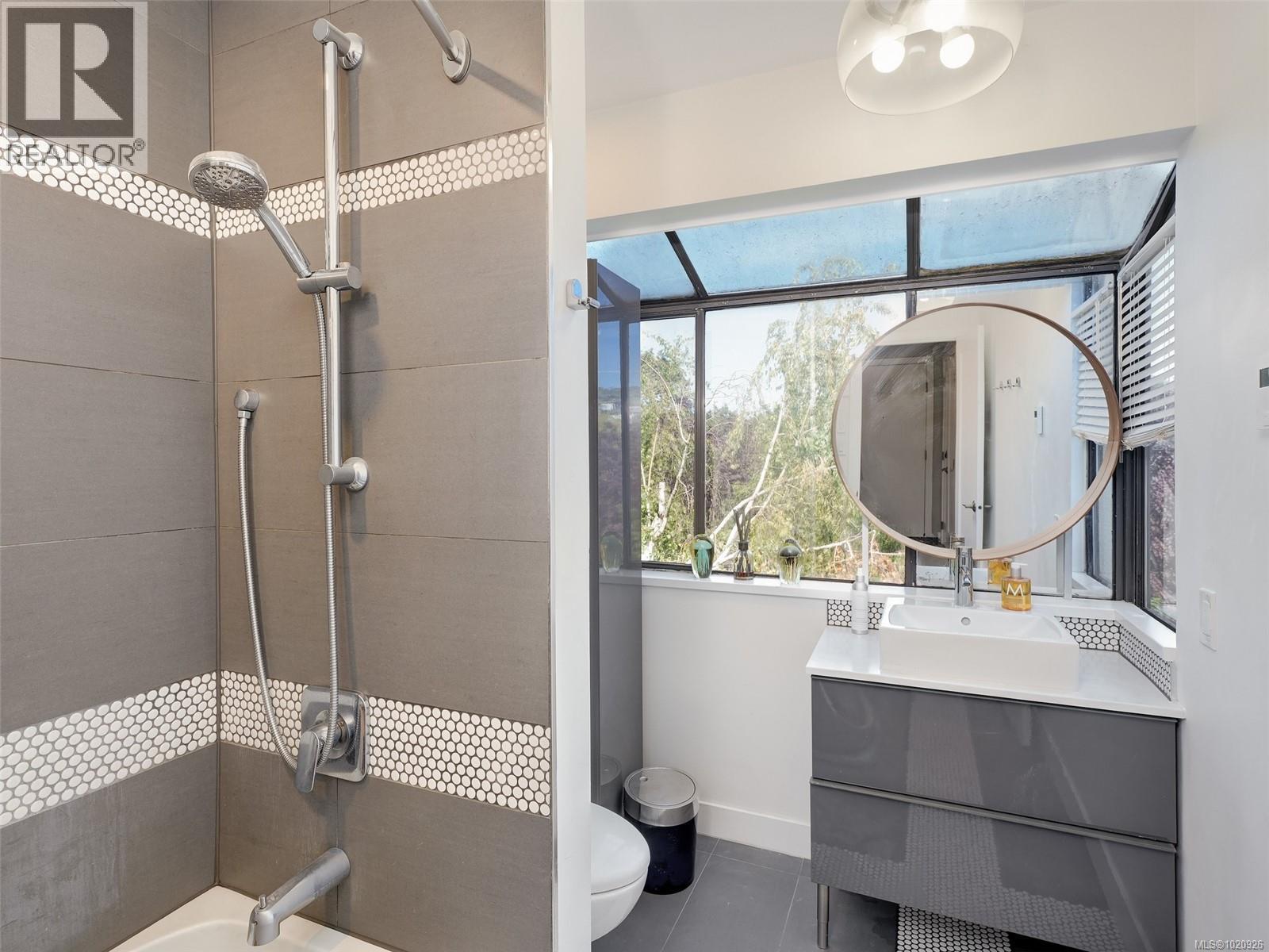 401 3274 Glasgow Avenue, Saanich