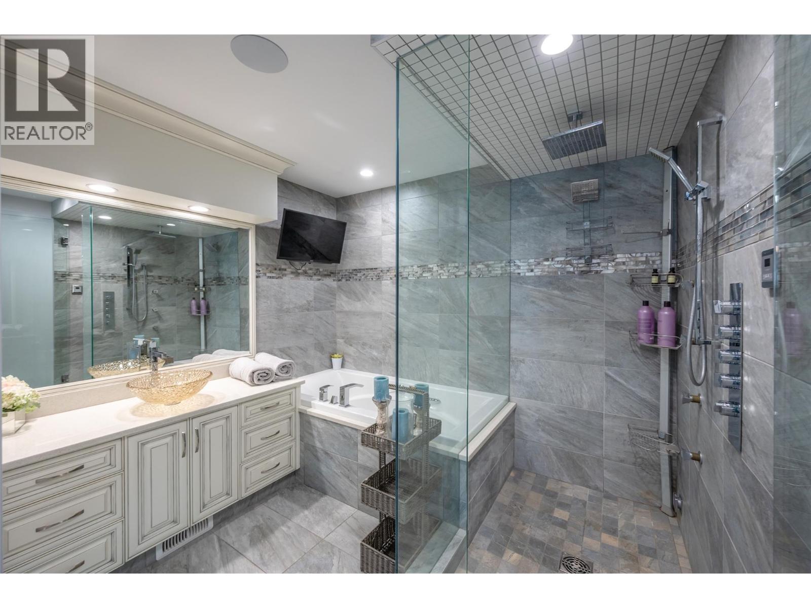  1362 Green Bay Road, West Kelowna