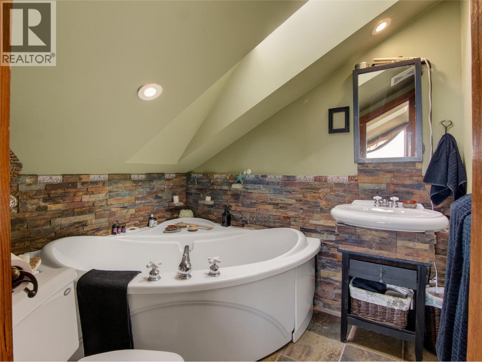 961 Robinson Avenue - 35