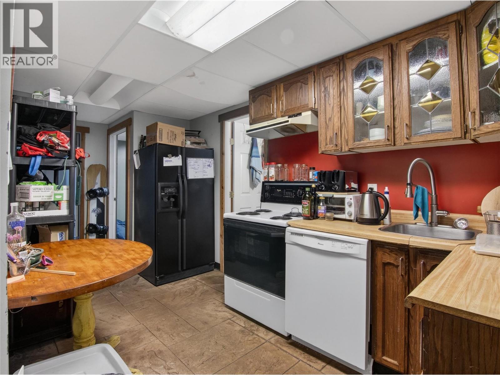 961 Robinson Avenue - 40