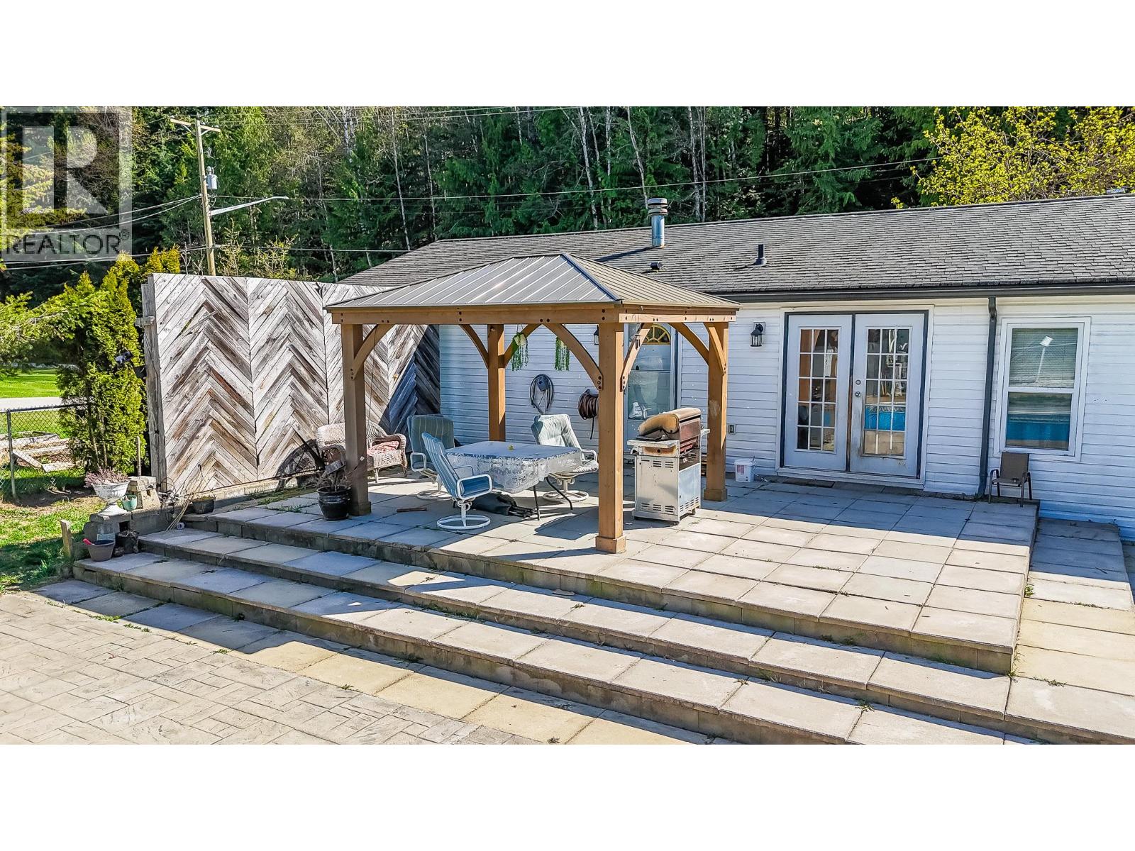 1740 Illecillewaet Road - 9