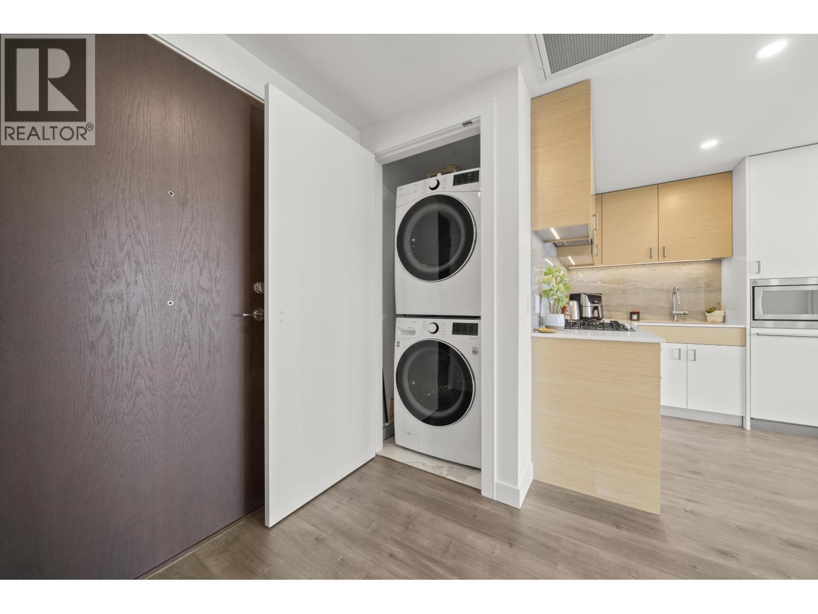 1003 200 KLAHANIE COURT, West Vancouver