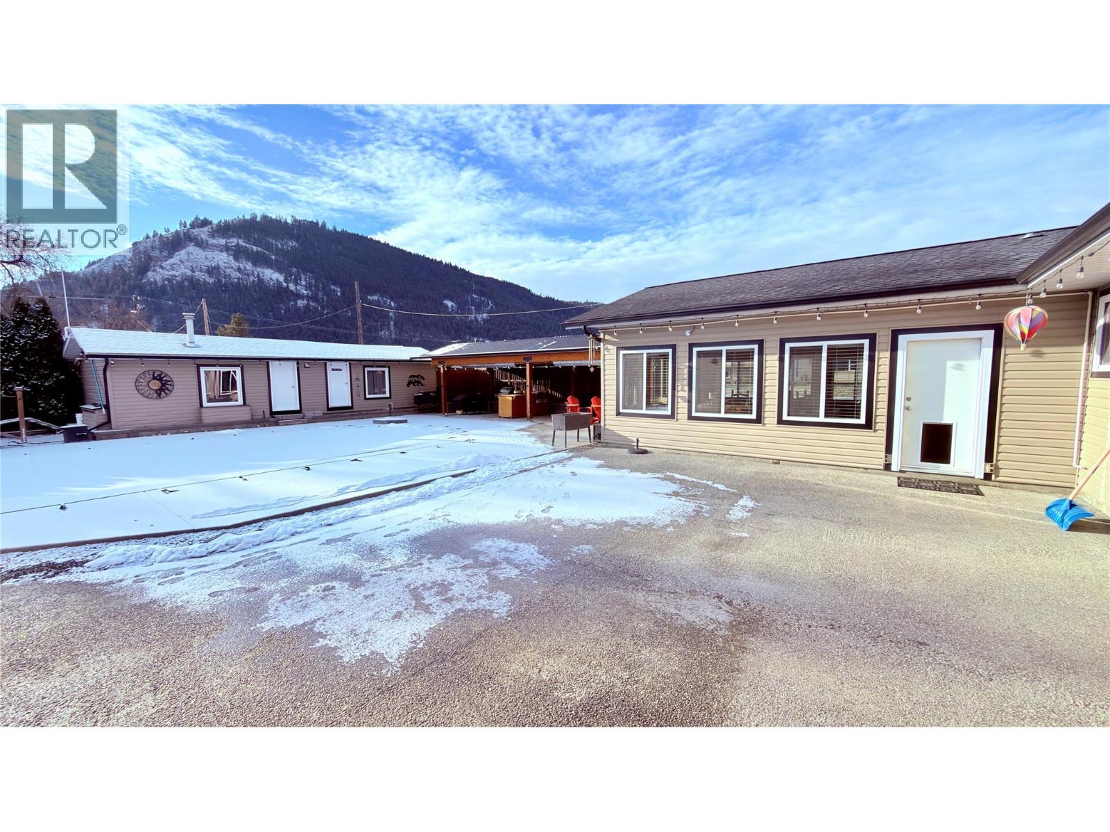 694 PALMERSTON AVENUE - 6