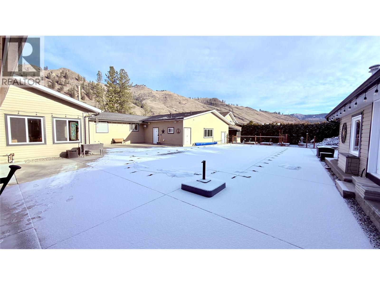 694 PALMERSTON AVENUE - 9