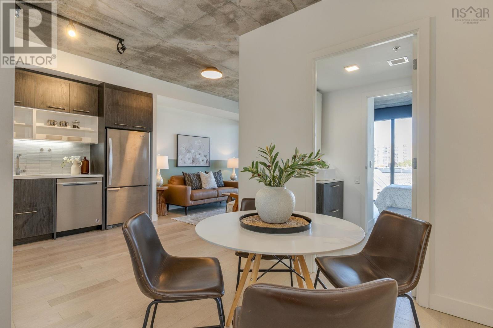 Property 15 of 32 of 612 1048 Wellington Street