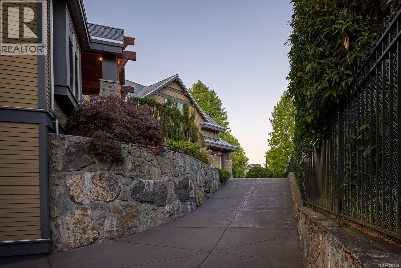  1098 Bearspaw Plateau, Langford