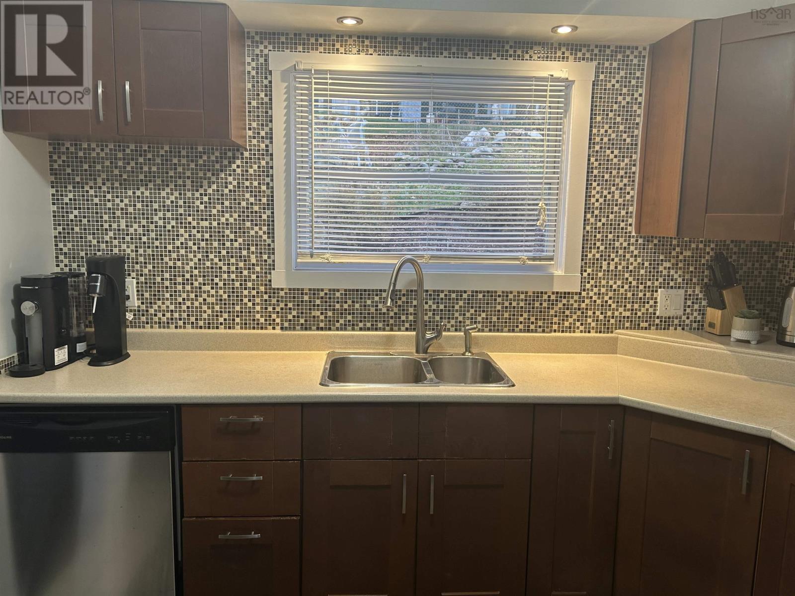 Property 8 of 32 of 52 Regal Road