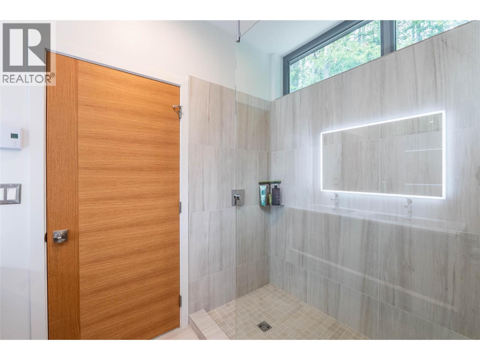 183-191 Kootenay Lake Road, Procter