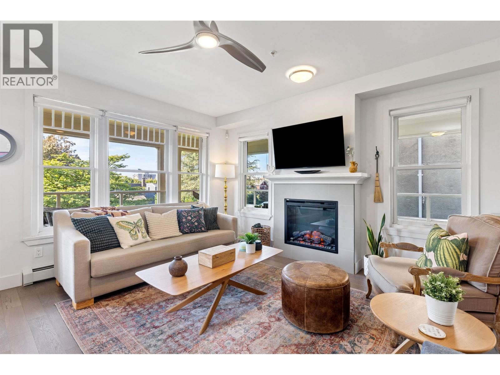 1 244 E 5TH STREET, North Vancouver