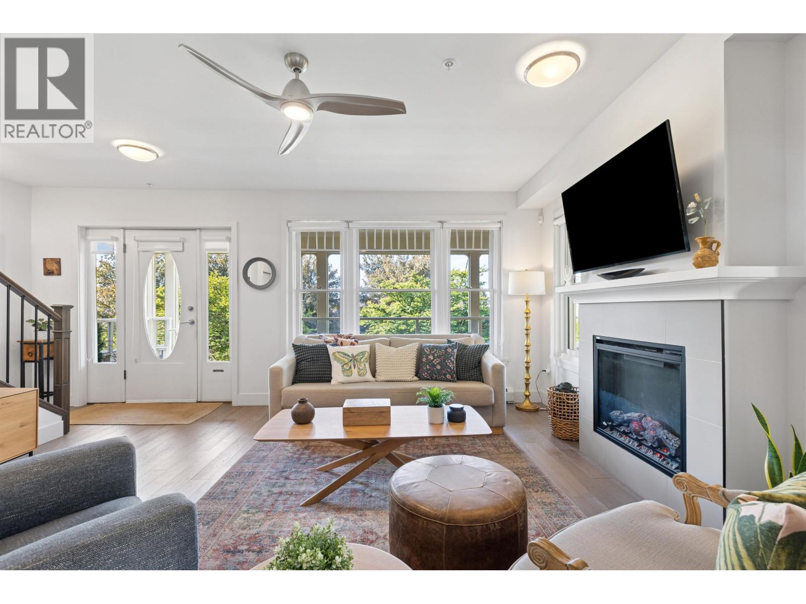 1 244 E 5TH STREET, North Vancouver