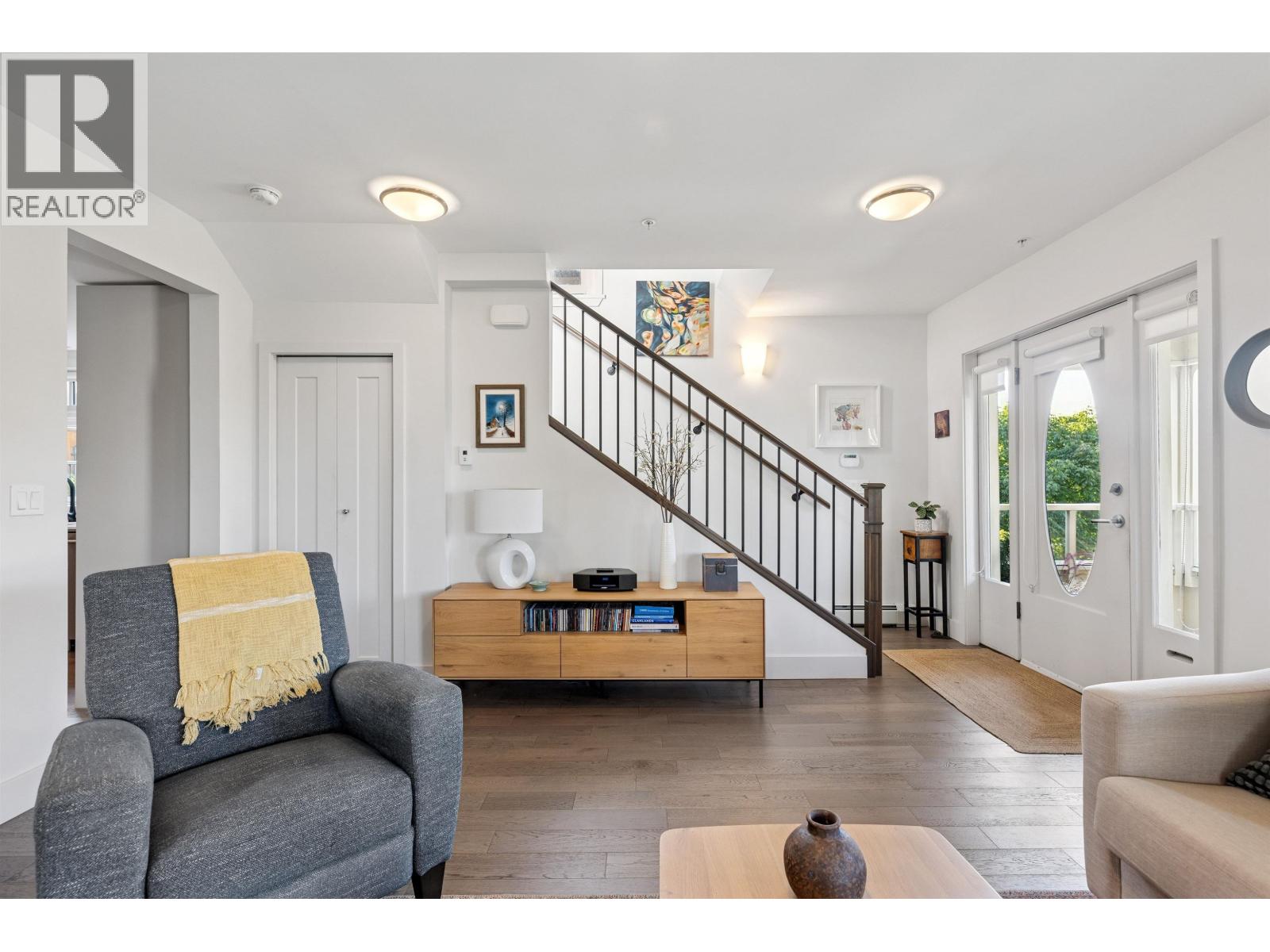 1 244 E 5TH STREET, North Vancouver