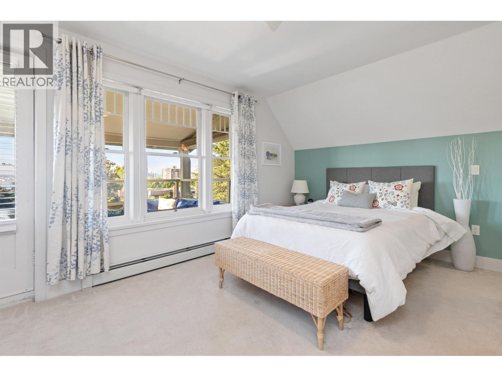 1 244 E 5TH STREET, North Vancouver