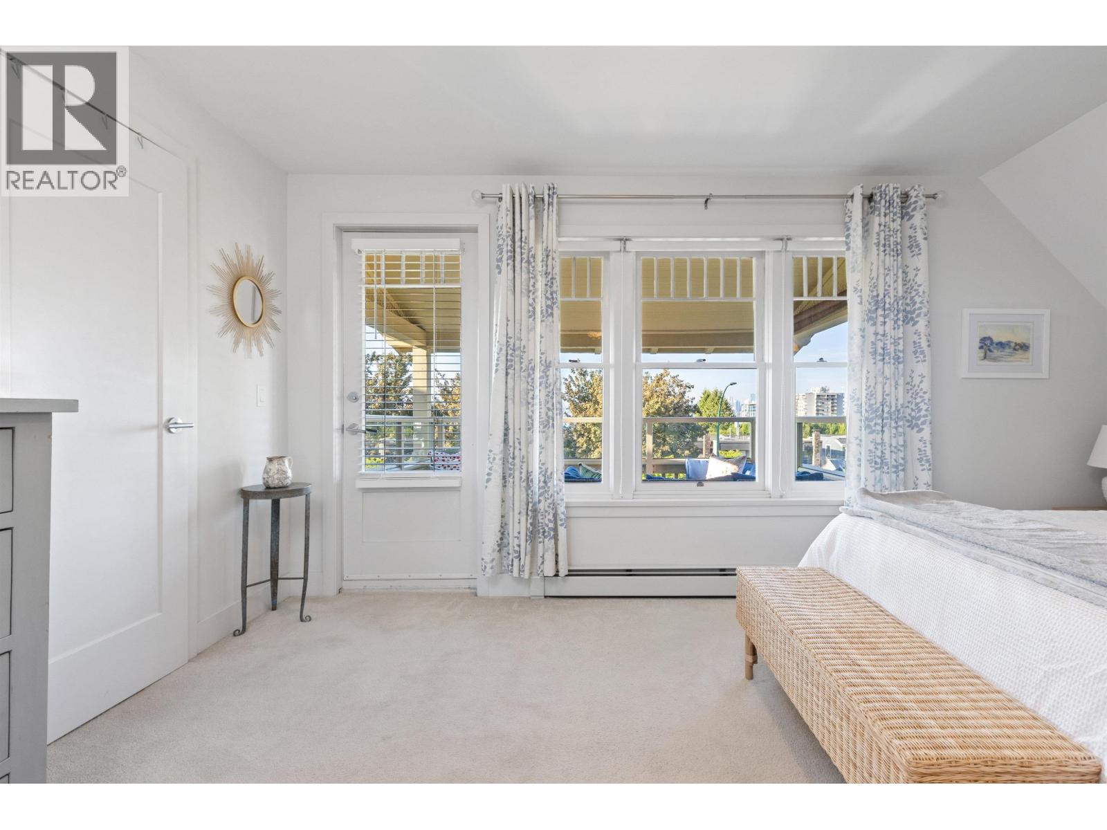 1 244 E 5TH STREET, North Vancouver