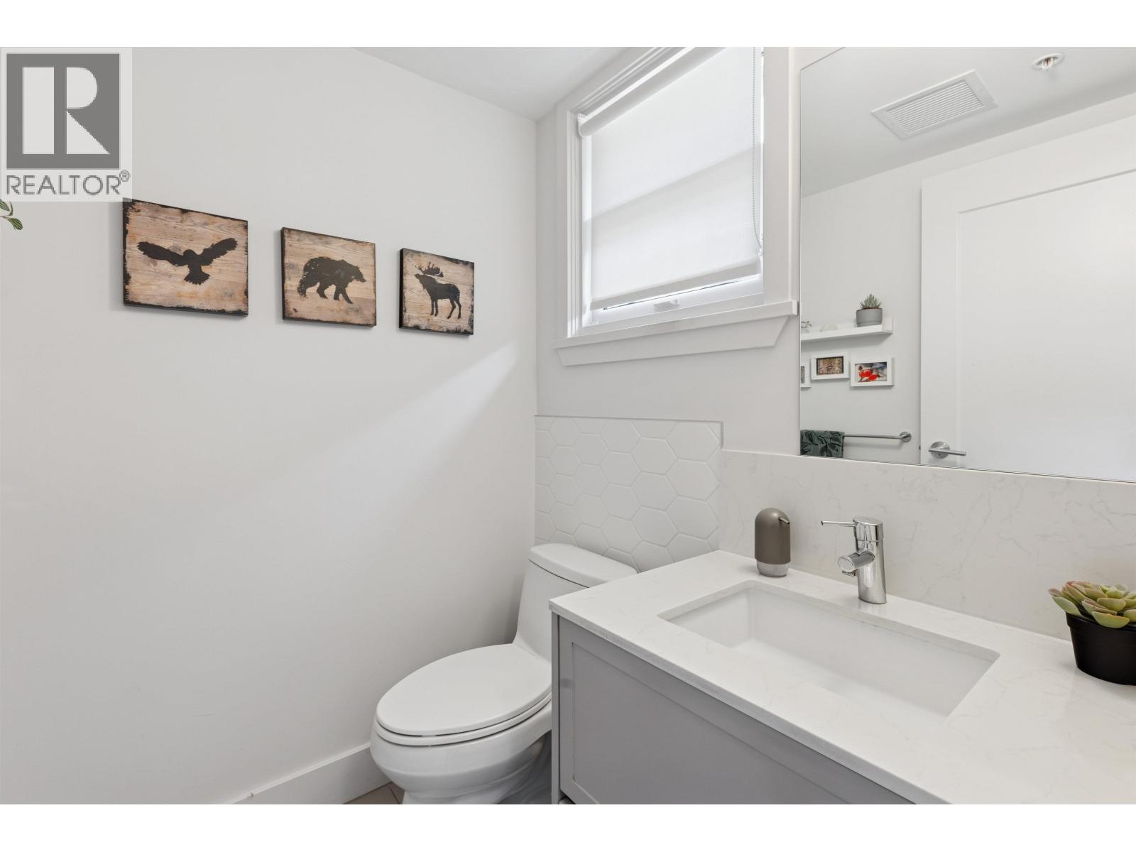 1 244 E 5TH STREET, North Vancouver