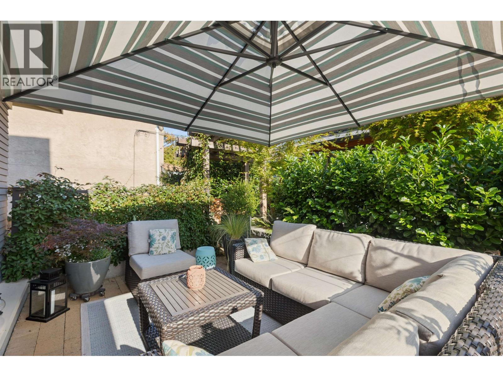 1 244 E 5TH STREET, North Vancouver