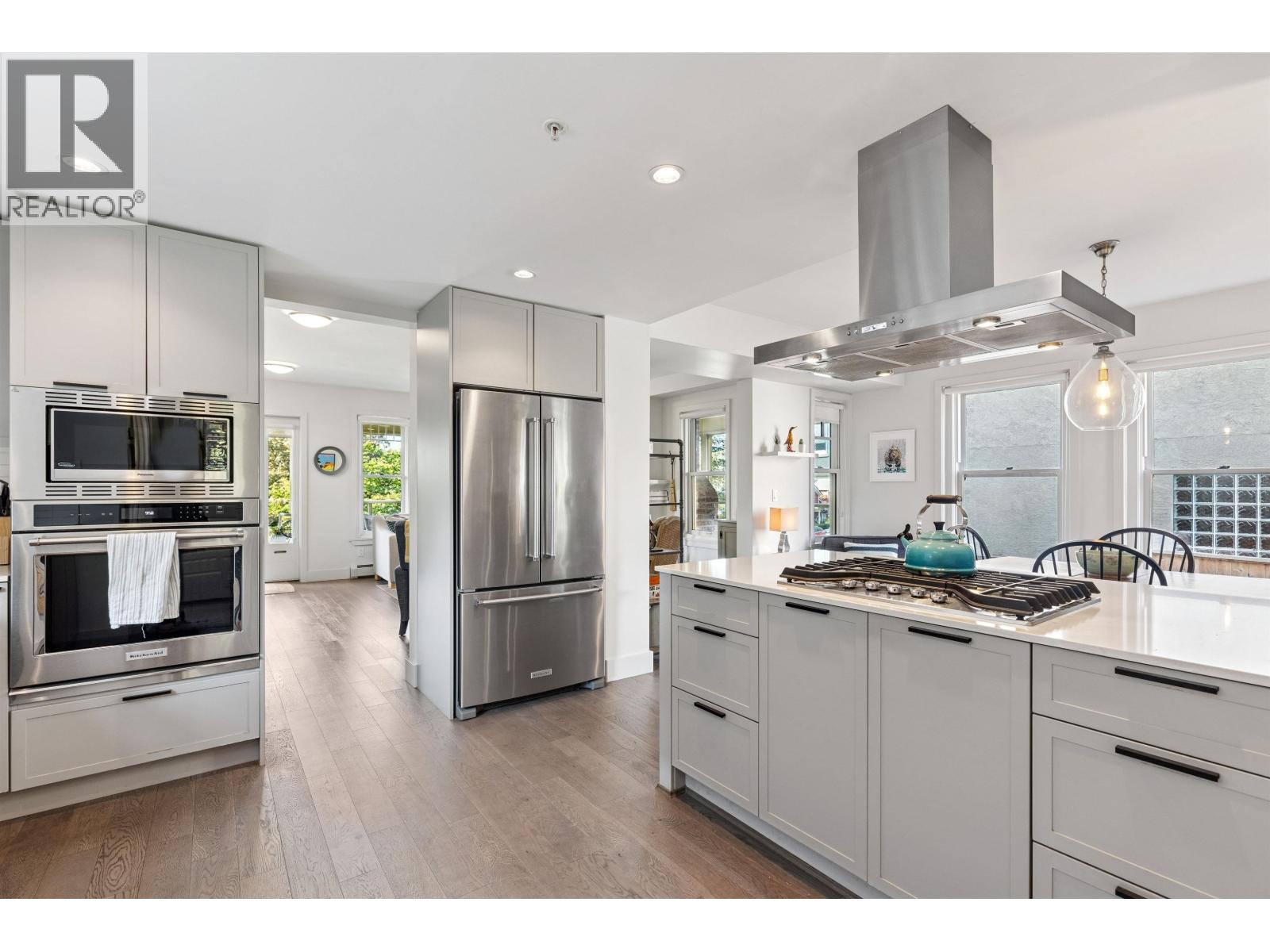 1 244 E 5TH STREET, North Vancouver