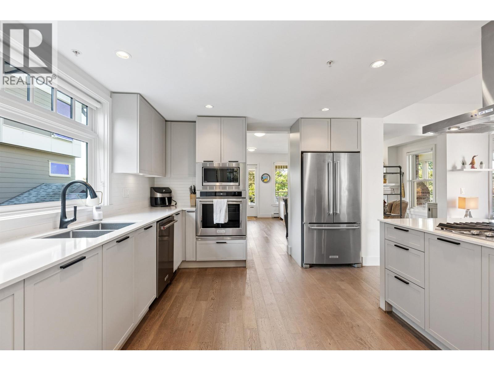 1 244 E 5TH STREET, North Vancouver