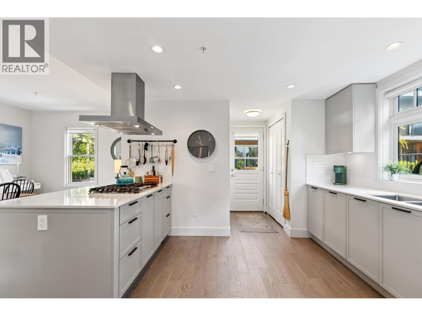 1 244 E 5TH STREET, North Vancouver