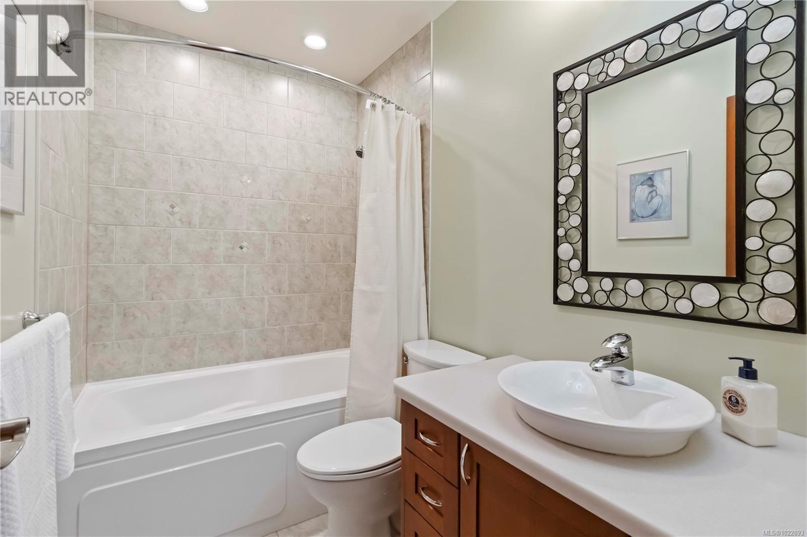 18 1741 McKenzie Avenue, Saanich