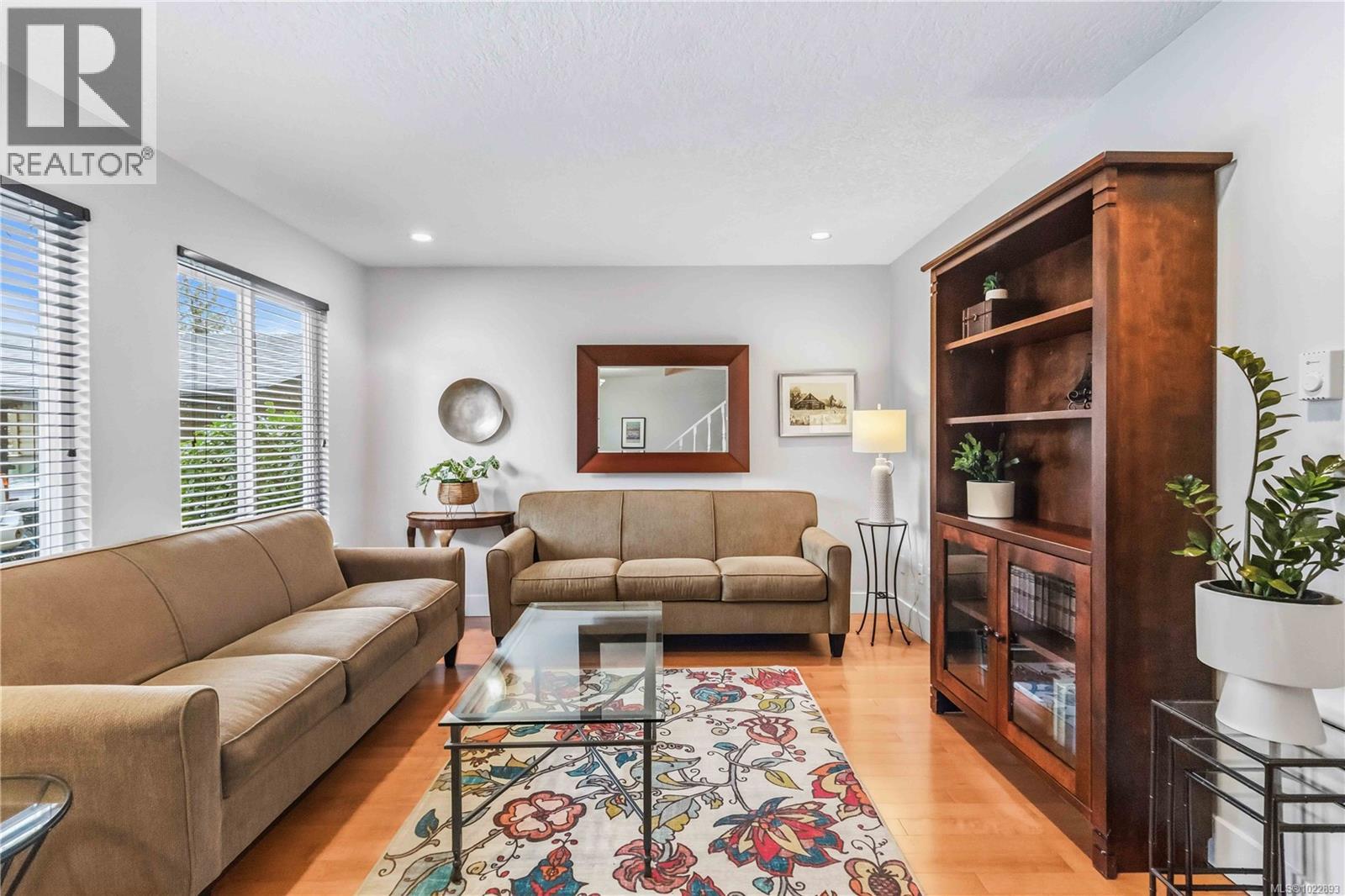 18 1741 McKenzie Avenue, Saanich