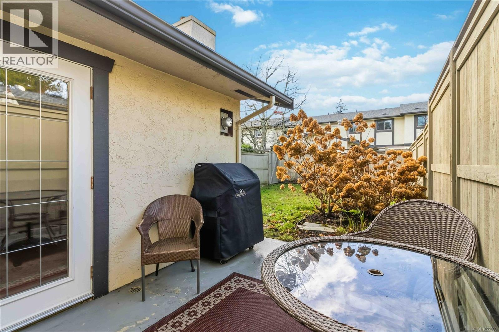 18 1741 McKenzie Avenue, Saanich