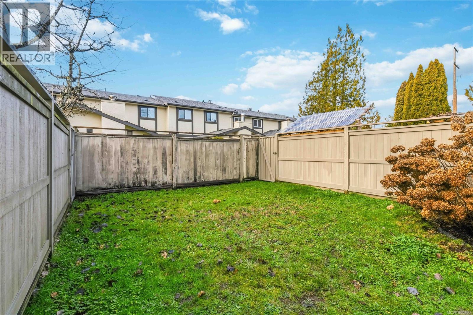 18 1741 McKenzie Avenue, Saanich