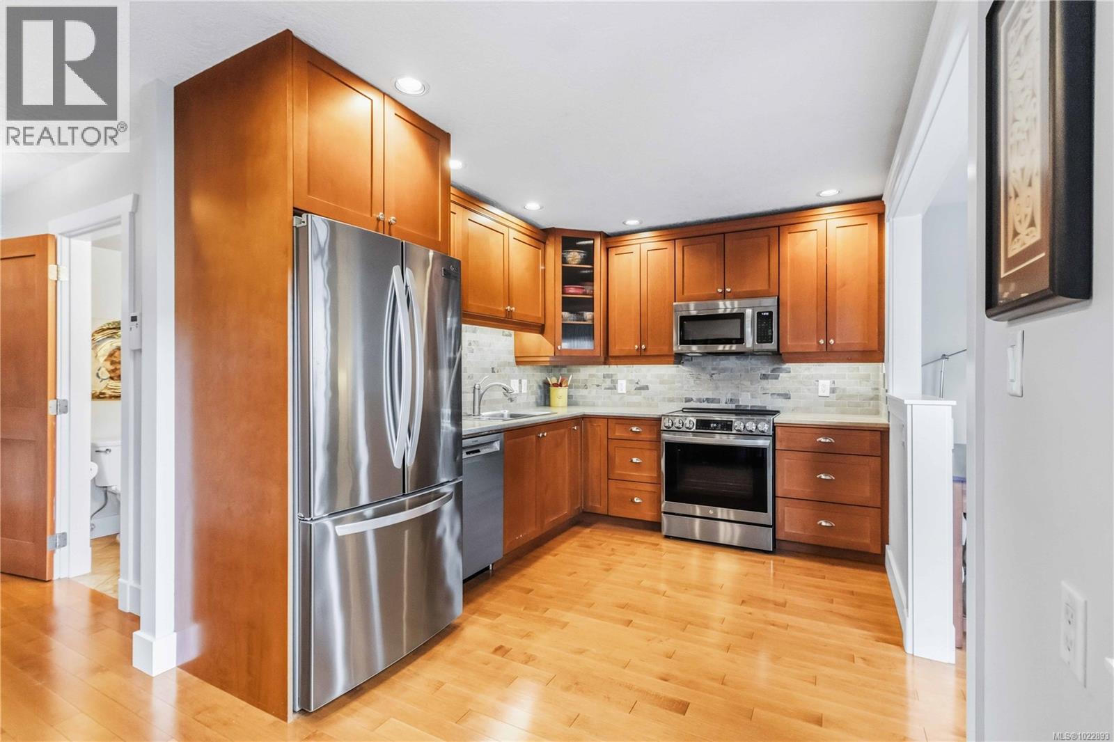 18 1741 McKenzie Avenue, Saanich