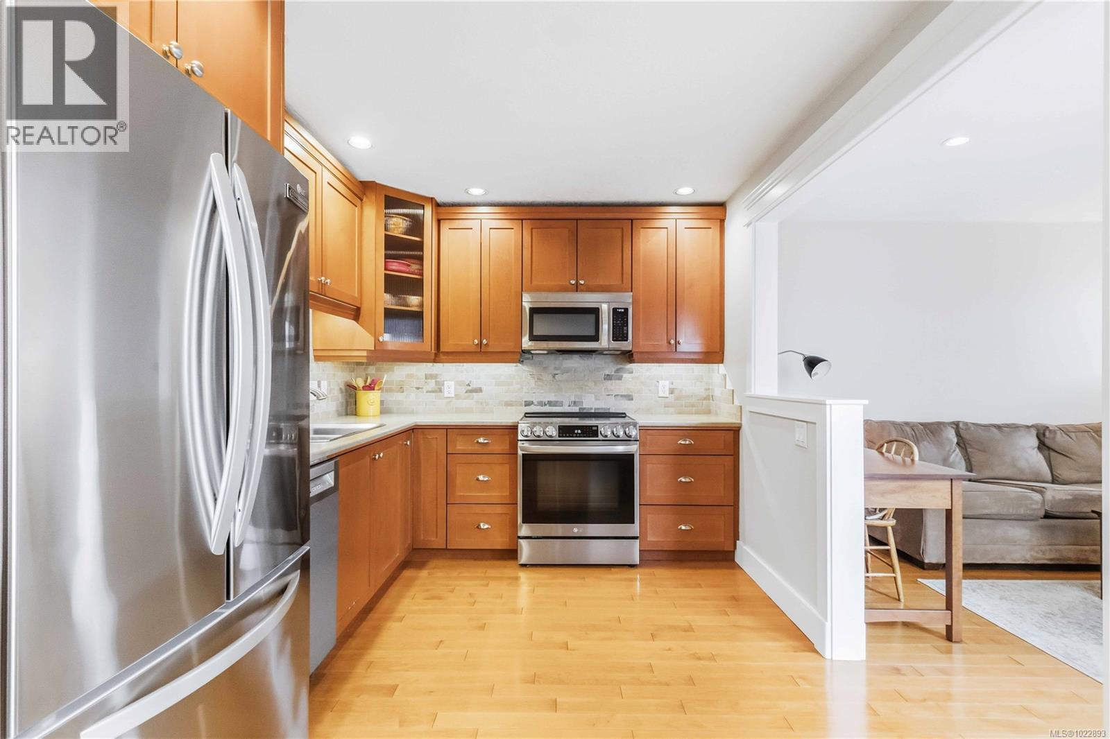 18 1741 McKenzie Avenue, Saanich