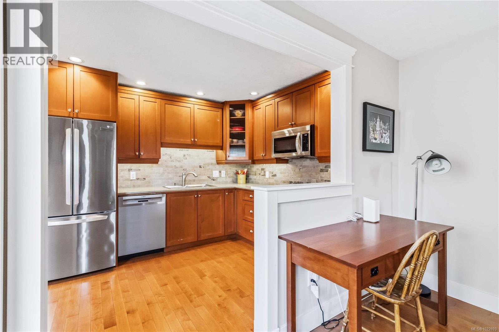 18 1741 McKenzie Avenue, Saanich