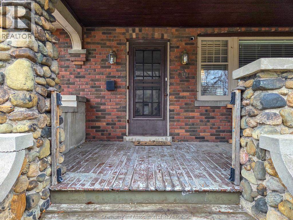 90 Stanley AVENUE - 3
