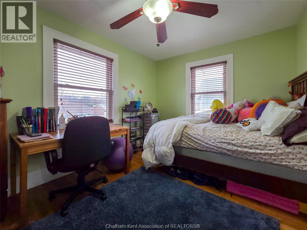 90 Stanley AVENUE - 32