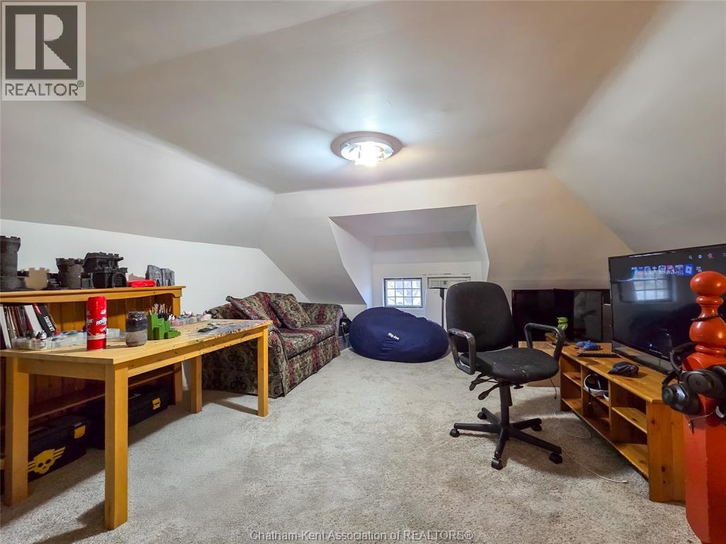 90 Stanley AVENUE - 35